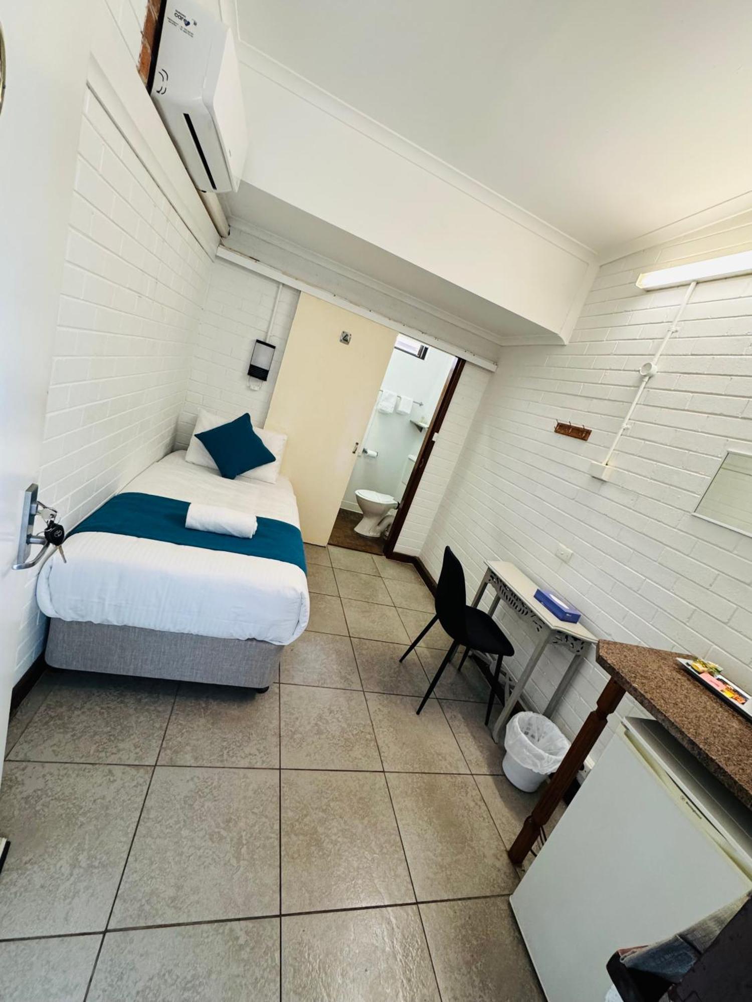 A Railway Lodge Taree Rum bild