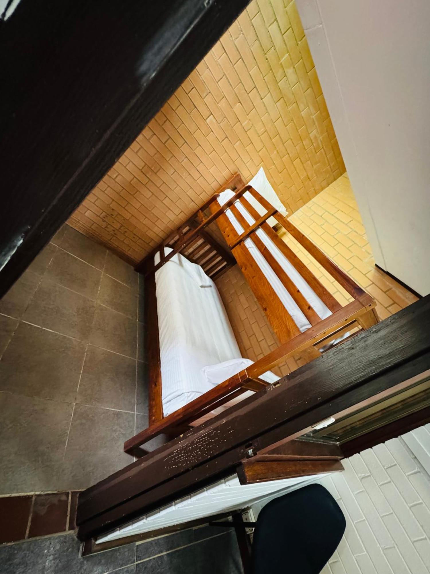 A Railway Lodge Taree Rum bild