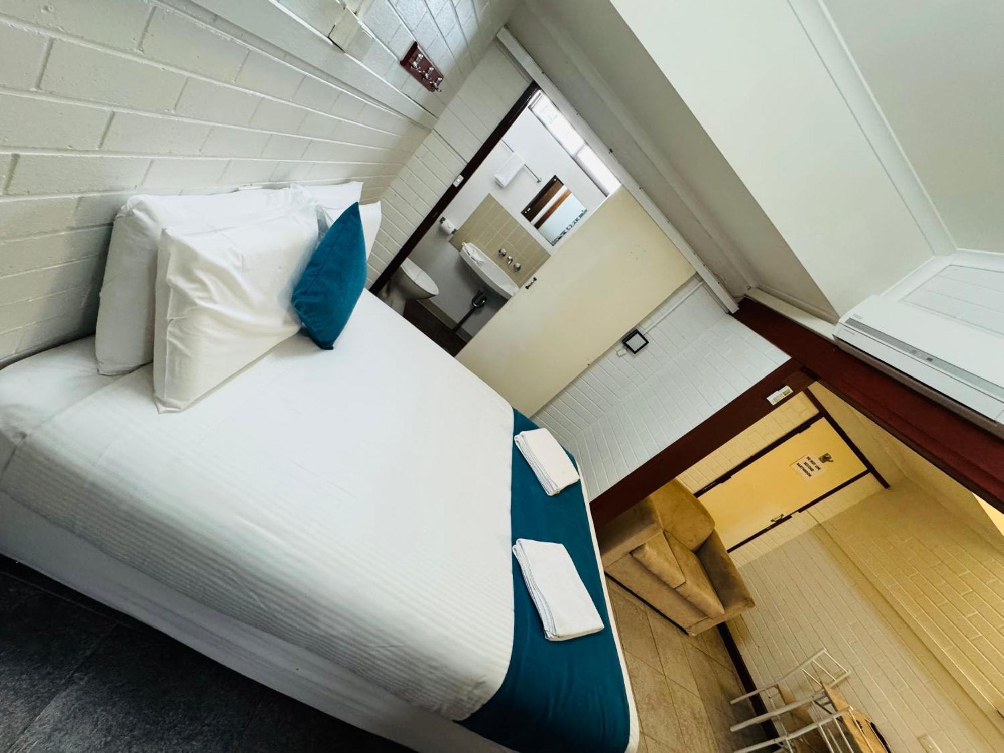 A Railway Lodge Taree Rum bild